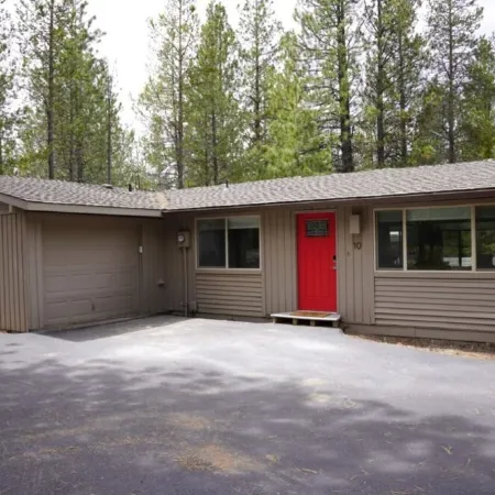 Updated 2bd/2ba. Walk to Village, dog friendly, SHARC passes.