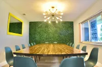 The Sputnik • Sleeps 20 • Pool • 10 minutes to Beaches • Family-Friendly