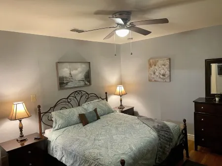 Historic Second Floor 2 Bedroom Apartment Kemp Estate