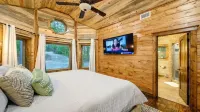 Blue Pine Divine - 1+ Bedrooms, 2 Baths, Sleeps 6, pet friendly, Hot Tub Hotel a McCurtain County