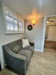 Cozy Downtown Burlingame Apt., Parking, 1/1