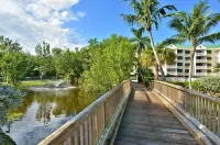 Fully renovated Condo with Private Balcony, Shared Pool, Hot Tub and Parking