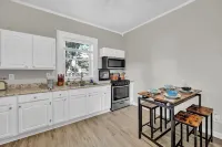 3 mins from Downtown - PS5, King Bed & EV Charger