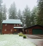 Packwood Adventure Lodge:private HOT TUB, game room, river access, 15 min to SKI Hotels near La Wis Wis Campground