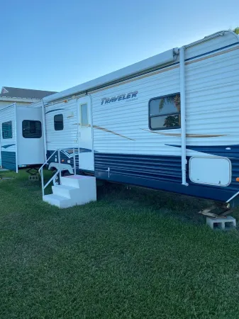 RV 1 of 2 on Canal and 1/2 mi from Beach (Private Lot) Отели рядом с достопримечательностью «Crystal Beach Spot»