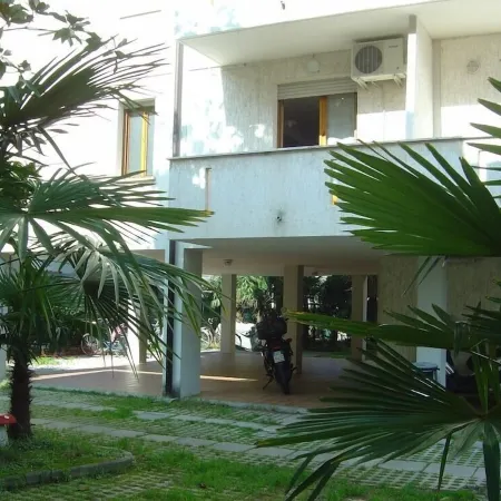 Air-Conditioned Spacious Apartment with Covered Car Parking 100m from the Beach