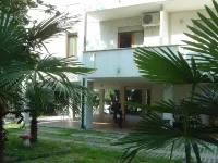 Air-Conditioned Spacious Apartment with Covered Car Parking 100m from the Beach - Lejligheder