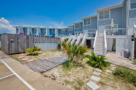 Cheerful 1BR on the Island w/ King Bed Отели рядом с достопримечательностью «Наварр Бич Си Тертл Консервейшен Сентер»