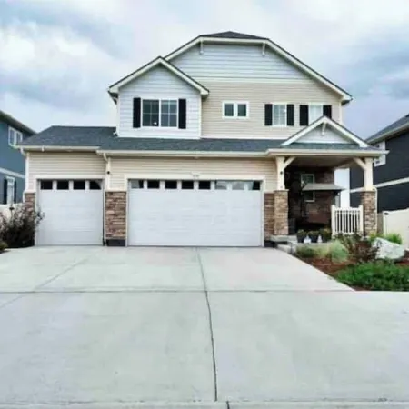 Mountain View house with, Jacuzzi, 5 beds 3.5 bath near Airport