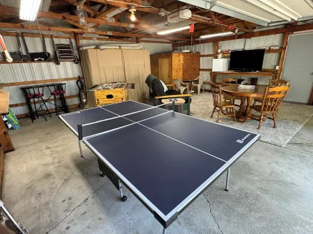 Houghton Lake cabin with garage game room lounge. No cleaning fees.