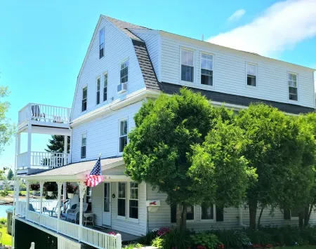 1890 Captain's House N.E. Charm w/Water Views over Mill Cove 5mins walk to town.