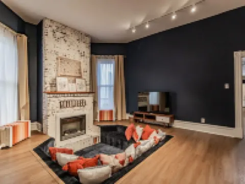 Something to talk about in Haynie's Corner! Walk anywhere, sleeps 6! 埃文斯維爾酒店