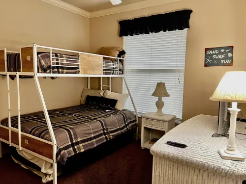 MI Charm:Heated pool, Walking Distance to Beach & Restaurants, Sleeps 10