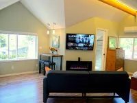 Peaceful and private studio, easy walk to downtown Edmonds Hotels in Edmonds
