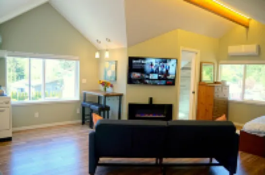 Peaceful and private studio, easy walk to downtown Edmonds