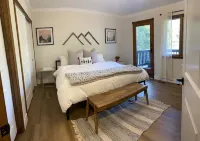 Among the Trees Getaway - Cozy & Modern Tri-level Mountain Cabin Hotel dekat Lake Gregory Regional Park