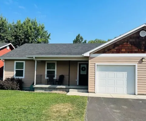 JSW Away Stay featuring 1 King size bed, 2 queen size beds, and 2 baths Hotels in La Grande