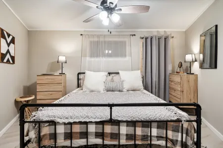 Stylish Modern 6 Bdrm + Hot Tub + Pool Access Отели рядом с достопримечательностью «Саглендс Вэлли Нейчер Трейл Паркинг»