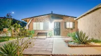 Cozy Home retreat Near Joshua Tree! OUTDOOR MOVIE FUN, HOT TUB, WIFI, A/C Hotels near Marine Corps Exchange 29 Palms