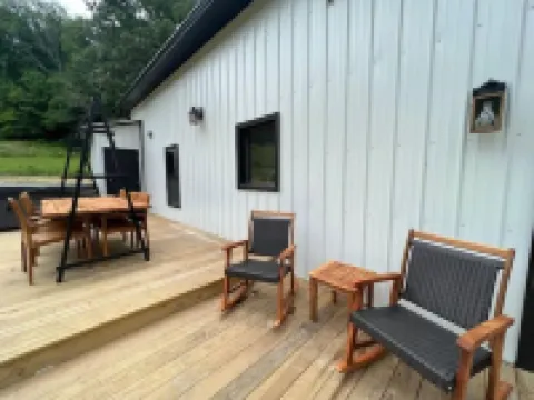 Golden Acres Barn with Hot Tub+Firepit+Game Loft, & Mountain views, creek access