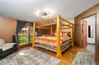 The King Ranch, Hot Tub, King Beds, Fireplace, Just outside of Traverse City