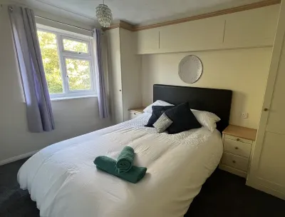 Spacious 3 Bed House in beautiful area of Hampshire Hotels near Lakeside Country Park