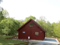 Pine Lodge Cosy Cabin With 2 Bedrooms. Open all year. 15 miles from Fort William Hotels in Roybridge