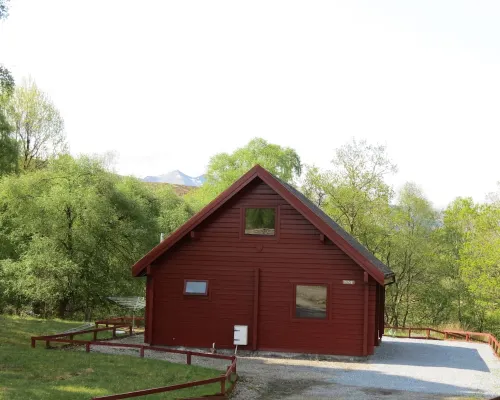 Pine Lodge Cosy Cabin With 2 Bedrooms. Open all year. 15 miles from Fort William Hotels in Roybridge