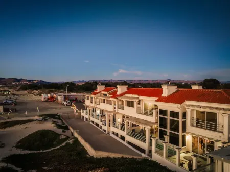 Strandcastle Beach House - Oceanfront! - You're right on the sand! Отели в г. Ошено