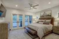 WATERFRONT- Mountain Modern Retreat-Private Hot Tub and Epic Views