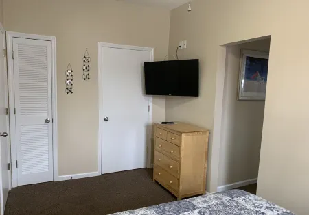 Isle of Palms One Bedroom Condo 1/2 block Front Beach fun