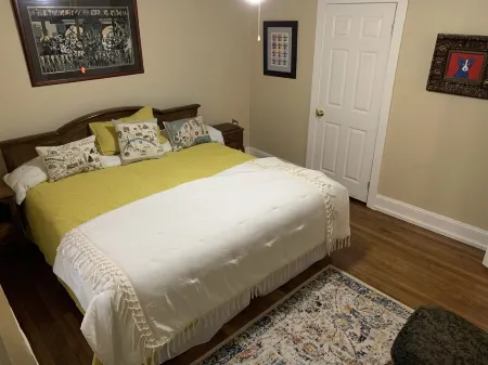 Cozy Loft Apartment....Safe quiet area.... Great for singles or couple