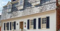 Secluded Cozy Cottage in Historic Downtown