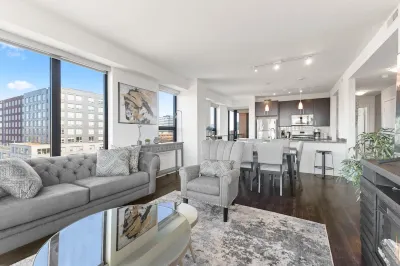 "Faith of Evanston" 180°view, 2BDR +2Bath Urban luxury Hotels near Searle Center for Advancing Learning and Teaching