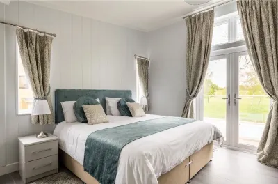 Luxurious 3 bed Lodge with private hot tub close to city of Cambridge