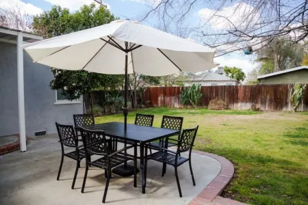 Modern and Relaxing Home Отели рядом с Аэропорт Медоус Филд