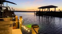 Island Cottage in Quaint Matlacha Florida. Amazing island life is a click away… Hotels in Matlacha