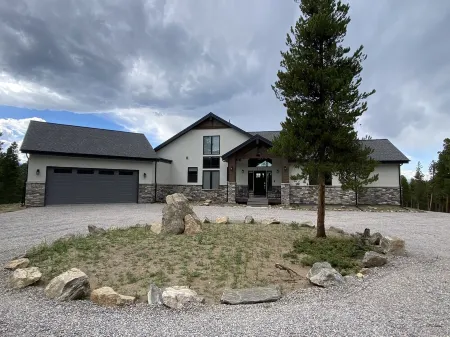 Luxury Home, Lake & Mountains View Around