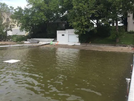 LAKE FRONT COTTAGE ON IYOPAWA ISLAND GOLF COURSE Отели в г. Branch County