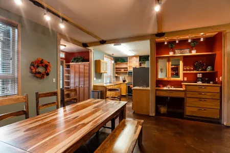 Georgeous Kenai Home nestled in woods Отели в г. Кенай