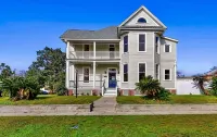 Beach Modern Victorian Retreat in Sunny Gulfport! Hotels near Busted Wrench Garage