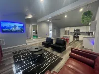 Chic & Modern Stay walking distance to restaurants, bars and shops!