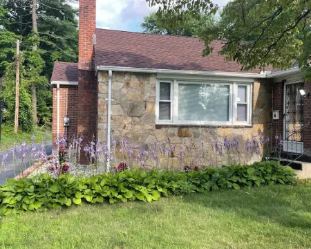 NEW: Spacious & Convenient Hideaway!Centrally located & 10 min from airport! Hotels in Windsor