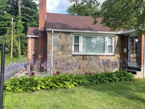 NEW: Spacious & Convenient Hideaway!Centrally located & 10 min from airport! Hotels in Windsor