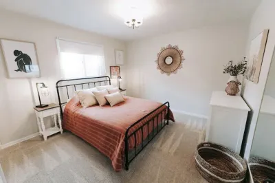 Charming 3 Bedroom Ranch by downtown Peoria & OSF! Hotels near Sterling Bazaar
