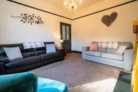 Spacious, sleeps 8, dog friendly, safe garden