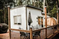 “The Beatnik nook” - tiny cabin in the woods - sauna, outdoor tub!