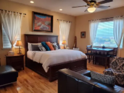 Gorgeous private suite in ranch home with full kitchen/laundry and Jacuzzi tub!