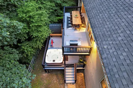 15 Minutes to Downtown Asheville! Movie Theater, Game Rm, HotTub, Sauna, Firepit