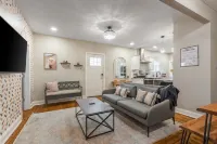 3 KING Beds + Walk to River Market + Coffee